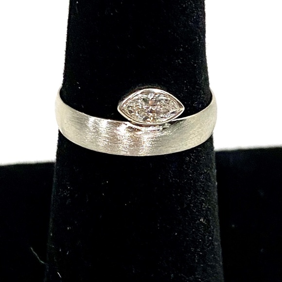 Marquise And White Gold Ring - Picture 3 of 3